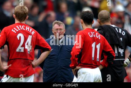 Calcio - fa Barclaycard Premiership - Manchester United contro Chelsea. Il manager del Manchester United Sir Alex Ferguson entra in campo dopo l'ultima partita di casa della stagione Foto Stock