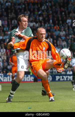 Il Mickey Evans di Plymouth Argyle è tenuto fuori da Colchester United's. Wayne Brown Foto Stock