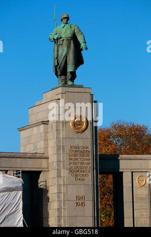 Sowjetisches Ehrenmal, Strasse des 17. Juni, Berlin-Tiergarten. Foto Stock