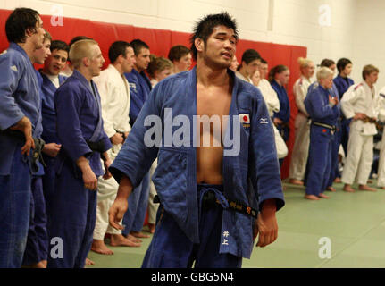 Kosei Inoue, star giapponese del judo, durante una sessione di formazione presso la sede centrale di JUDO Scotland a Ratho, dove si pratica con alcuni dei migliori concorrenti del judo britannico. Foto Stock