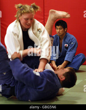 Kosei Inoue, star giapponese del judo, partecipa a una sessione di formazione presso la sede centrale di JUDO Scotland a Ratho, dove si pratica con alcuni dei migliori concorrenti del judo britannico. Foto Stock