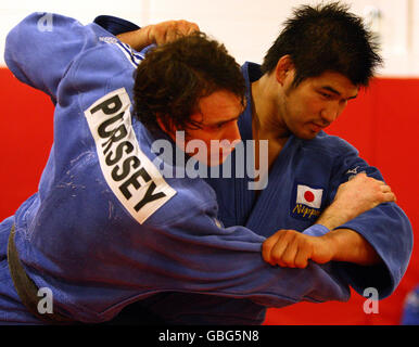 La star giapponese del judo Kosei Inoue e Matthew Purssey partecipano a una sessione di formazione presso la sede centrale di JUDO Scozia a Ratho, dove si esercitano con alcuni dei principali concorrenti del judo britannico. Foto Stock