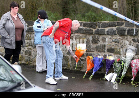 I membri del pubblico hanno posato fiori sul luogo di una sparatoria alle baracche Massereene di Antrim, Irlanda del Nord, dopo che due soldati sono stati uccisi fuori dalle caserme dell'esercito ieri sera. Foto Stock