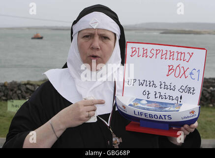 Kate Stephens con la "Blasfamy box" che ha raccolto 500 euro per l'associazione Lifeboat durante il terzo festival annuale di padre Ted Fest sull'isola di Inis Mor, sulla costa occidentale dell'Irlanda. Foto Stock