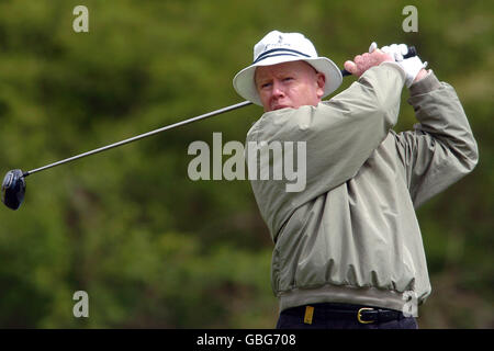 Golf - Damovo British Masters - Marriott Forest of Arden - primo turno. Andrew Coltart, scozzese, si tee-off Foto Stock