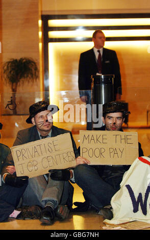 I manifestanti che dimostrano contro la legge sulla riforma del welfare bloccano i tornelli del Dipartimento del lavoro e delle pensioni. Foto Stock