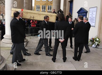 I funerali di Wendy Richard presso la chiesa parrocchiale di St Marylebone, Marylebone Road nel centro di Londra. Foto Stock