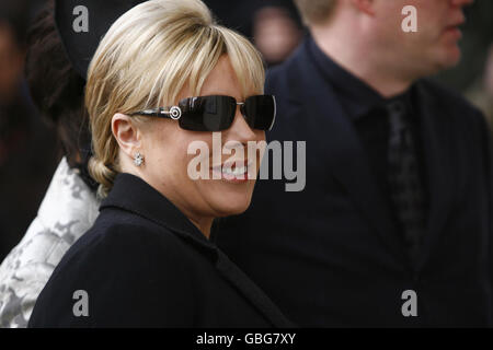 Letitia Dean arriva per i funerali di Wendy Richard alla chiesa parrocchiale di St Marylebone, Marylebone Road nel centro di Londra. Foto Stock