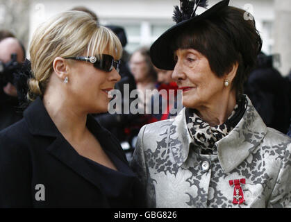 Letitia Dean (a sinistra) e June Brown arrivano per i funerali di Wendy Richard alla St Marylebone Parish Church, Marylebone Road nel centro di Londra. Foto Stock