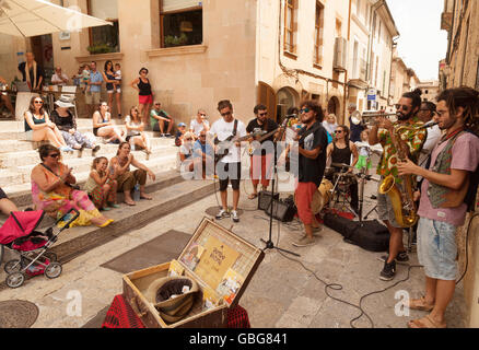 Una banda di riproduzione di musica in strada, Pollenca ( Pollensa ) città vecchia, Mallorca ( ) di Maiorca, isole Baleari, Spagna Europa Foto Stock