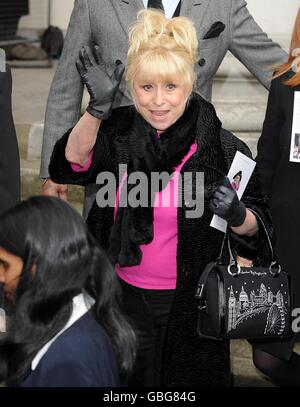 Barbara Windsor partecipa ai funerali di Wendy Richard presso la chiesa parrocchiale di St Marylebone, Marylebone Road nel centro di Londra. Foto Stock