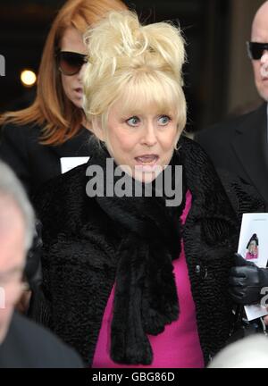 Barbara Windsor partecipa ai funerali di Wendy Richard presso la chiesa parrocchiale di St Marylebone, Marylebone Road nel centro di Londra. Foto Stock