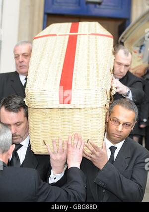 Wendy Richard Funeral - Londra. Funerali di Wendy Richard presso la St Marylebone Parish Church, Marylebone Road nel centro di Londra. Foto Stock