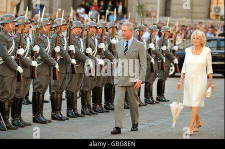 Il Principe di Galles e la Duchessa di Cornovaglia ispezionano la Guardia d'onore, presso il Palazzo Presidenziale di Santiago, Cile. Foto Stock