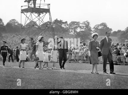 Il Duca di Edimburgo, cammina e parla con Caroline e Giovanni, figli di Jacqueline Kennedy, partirono, mentre partirono dopo l'inaugurazione della Regina Elisabetta II del British Memorial al defunto presidente John F Kennedy, a Runnymede. Sua Maestà cammina di fronte a Lord Harlech, presidente dei Kennedy Memorial Trustees ed ex ambasciatore britannico a Washington. Foto Stock