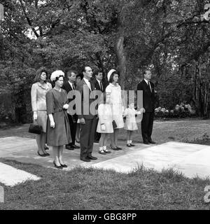 I figli del presidente John F Kennedy, Caroline e John, la cui mano è tenuta dal duca di Edimburgo, si levano in silenzio con altri membri del partito davanti al memoriale del loro padre assassinato a Runnymede. Da sinistra a destra, prima fila: La regina Elisabetta II, che inaugurò il Memoriale, Lord Harlech, presidente dei Kennedy Memorial Trustees, Caroline Kennedy, Jacqueline Kennedy, John Kennedy, Duca di Edimburgo. Back row; Patricia Lawford Kennedy, il senatore Robert Kennedy, Joan Bennett Kennedy e suo marito il senatore Edward Kennedy. Foto Stock