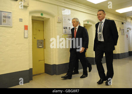 Il segretario alla giustizia Jack Straw (a sinistra) e il governatore Rob Davis nel carcere di Chelmsford in Essex. Il Segretario della Giustizia ha annunciato in precedenza il primo bollettino statistico trimestrale sul crimine dei coltelli, pubblicato dal Ministero della Giustizia. Foto Stock