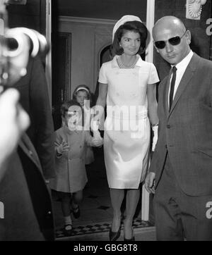 Jacqueline Kennedy e i suoi figli Caroline e John, lasciando la casa londinese della sorella di Mrs Kennedy Lee Radziwill, a Buckingham Place, per Runnymede per assistere all'inaugurazione del memoriale britannico da parte della regina Elisabetta II per assassinare il presidente americano John F Kennedy. Foto Stock