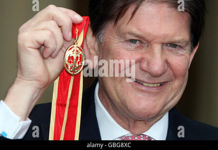 Il presidente di lettura Sir John Madejski a Buckingham Palace dopo essere stato nominato cavaliere dalla Principessa reale. Foto Stock