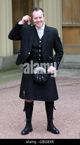 Investitura a Buckingham Palace. Il giocatore di snooker John Higgins a Buckingham Palace dopo aver ricevuto un MBE dalla Principessa reale. Foto Stock