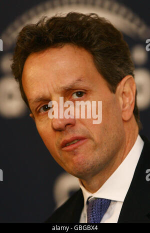 Il Segretario DEL Tesoro AMERICANO Timothy Geithner durante una conferenza stampa alla riunione delle finanze del G20 a West Sussex. Alistair Darling oggi stava esortando le principali economie mondiali a fare un "impegno esplicito" che si erano dimostrate pronte ad adottare ulteriori misure di stimolo fiscale, se necessarie. Foto Stock