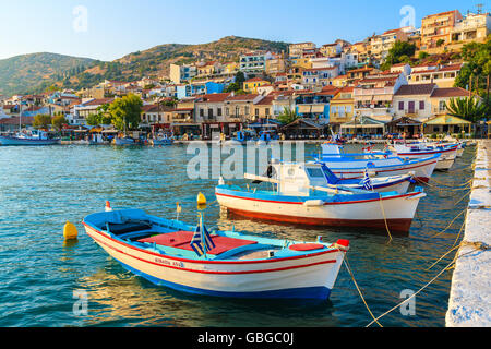 Isola di Samos, Grecia - Set 18, 2015: Greco colorate barche da pesca in Pythagorion porto al tramonto del tempo. Foto Stock