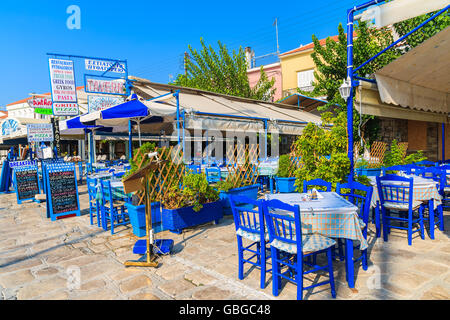 PYTHAGORION PORTA, isola di Samos - Sep 19, 2015: sedie con tavoli in tipico ristorante greco nel porto di Pythagorion a Samos è Foto Stock