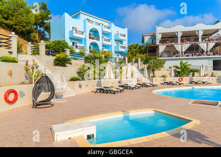 Isola di Samos, Grecia - Sep 20, 2015: vista della piscina e colorato hotel edifici sulla soleggiata giornata estiva, isola di Samos, greco Foto Stock