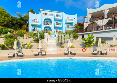 Isola di Samos, Grecia - Sep 20, 2015: vista della piscina e colorato hotel edifici sulla soleggiata giornata estiva, isola di Samos, greco Foto Stock