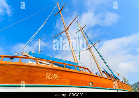 Isola di Samos, Grecia - Sep 20, 2015: tradizionale in legno barca a vela nel cantiere navale di piccola marina greca, Samos Island, Grecia. Foto Stock