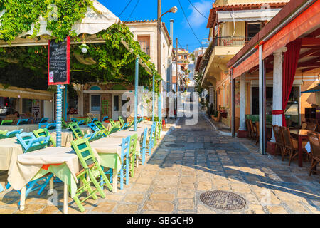 PYTHAGORION PORTA, isola di Samos - Sep 19, 2015: street con i tradizionali ristoranti nel villaggio greco di Pythagorion a Samos isla Foto Stock