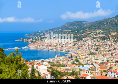 Una vista della città di Samos che è situato in una splendida baia sulla costa di Samos Island, Grecia Foto Stock