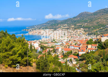 Una vista della città di Samos che è situato in una splendida baia sulla costa di Samos Island, Grecia Foto Stock