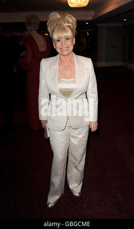 Barbara Windsor arriva per il Variety Club Annual Dinner and Ball al Grosvenor House Hotel a Park Lane, nel centro di Londra. Foto Stock