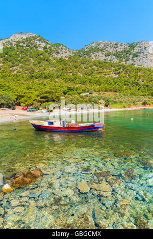 Tradizionale barca da pesca nella baia di mare sulla spiaggia appartata, Samos Island, Grecia Foto Stock