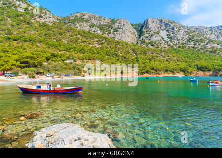 Tradizionale barca da pesca nella baia di mare sulla spiaggia appartata, Samos Island, Grecia Foto Stock