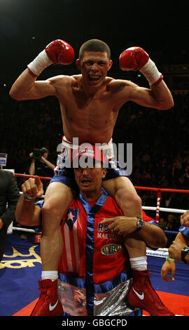 Pugilato - Super-Featherweight - WBO Title - Nicky Cook v Roman Martinez - UOMO. Roman Martinez celebra la vittoria su Nicky Cook durante il Super-Featherweight Title Bout WBO presso gli UOMINI, Manchester. Foto Stock