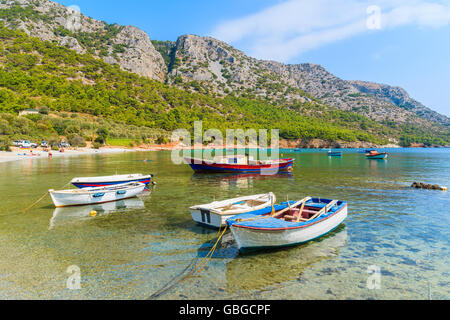 Tradizionali barche da pesca nella baia di mare sulla spiaggia appartata, Samos Island, Grecia Foto Stock