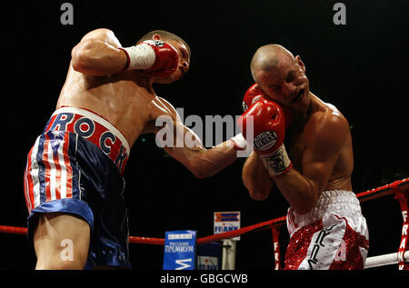 Nicky Cook (a destra) in azione con Roman Martinez durante il WBO Super-Featherweight titolo Bout agli UOMINI, Manchester. Foto Stock