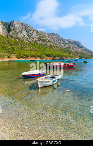 Tradizionali barche da pesca nella baia di mare sulla spiaggia appartata, Samos Island, Grecia Foto Stock