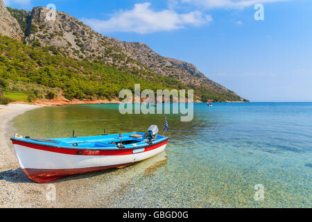 Greco tradizionale barca da pesca nella baia di mare sulla spiaggia appartata, Samos Island, Grecia Foto Stock