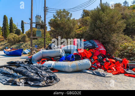 Isola di Samos, Grecia - Sep 20, 2015: imbarcazioni gonfiabili e giubbotti di salvataggio sulla riva di Samos Island, Grecia. I rifugiati arrivano qui fr Foto Stock