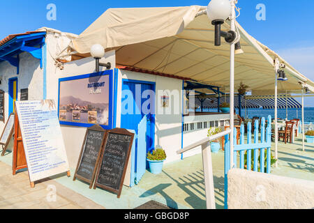 Isola di Samos, Grecia - Sep 20, 2015: ingresso al tradizionale taverna greca nel piccolo villaggio sulla costa di Isola di Samos, Grecia. Foto Stock