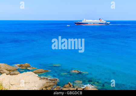 Isola di Samos, Grecia - Sep 21, 2015: nave traghetto "Nissos Rodi' vela sotto Hellenic Seaways bandiera di Karlovasi porta su Samos è Foto Stock