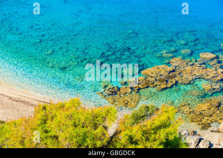 Azzurro mare sulla costa di Isola di Samos sulla spiaggia Potami, Grecia Foto Stock