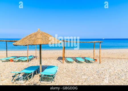 Sdraio e ombrelloni sulla spiaggia Potami, Samos Island, Grecia Foto Stock