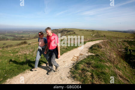 Escursionisti a Ditchling Beacon sul South Downs in Sussex come una decisione è dovuta se al South Downs sarà assegnato lo status di Parco Nazionale. Foto Stock