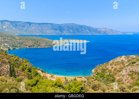 Vista della bellissima baia con spiaggia e case sulla costa di Samos Island, Grecia Foto Stock