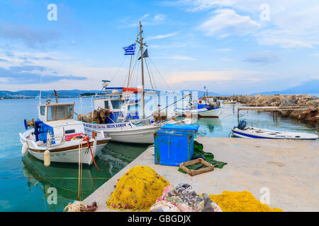 Isola di Samos, Grecia - Sep 21, 2015: reti da pesca e le imbarcazioni tradizionali nella porta sull isola di Samos. Isole greche sono molto popolari Foto Stock