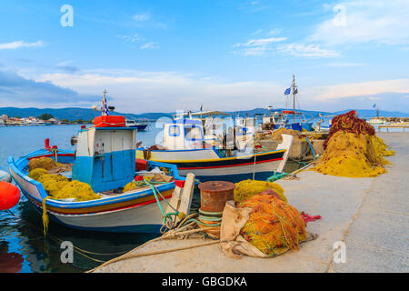 Tipico greco pescherecci nel porto al tramonto, Samos Island, Grecia Foto Stock
